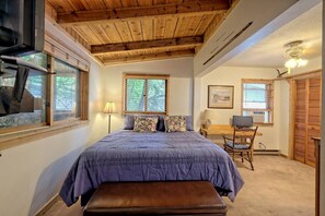 Hypo-allergenic bedding, desk, free WiFi - T Landing Top & Bottom Units (Clayton)