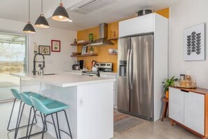 Réfrigérateur, four à micro-ondes, un four, surface de cuisson
