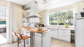 Réfrigérateur, four, cafetiÚre/bouilloire, tables à manger