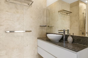 Shower, hair dryer, towels - Beachside Family Home, Sunrise Beach (Sunrise Beach)