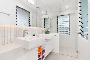 Shower, hair dryer, towels - Chic Beachside Abode, Sunrise Beach (Sunrise Beach)