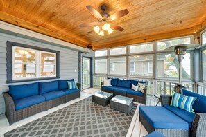 TV - Lakefront Edgerton Cottage w/ Deck & Grill! (Edgerton)