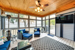 TV - Lakefront Edgerton Cottage w/ Deck & Grill! (Edgerton)