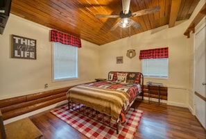 4 bedrooms, iron/ironing board, free WiFi, bed sheets - Unique cabin in the city pool home  (Lutz)