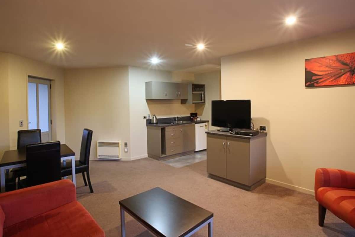 1 habitación, muebles diferentes y tabla de planchar con plancha