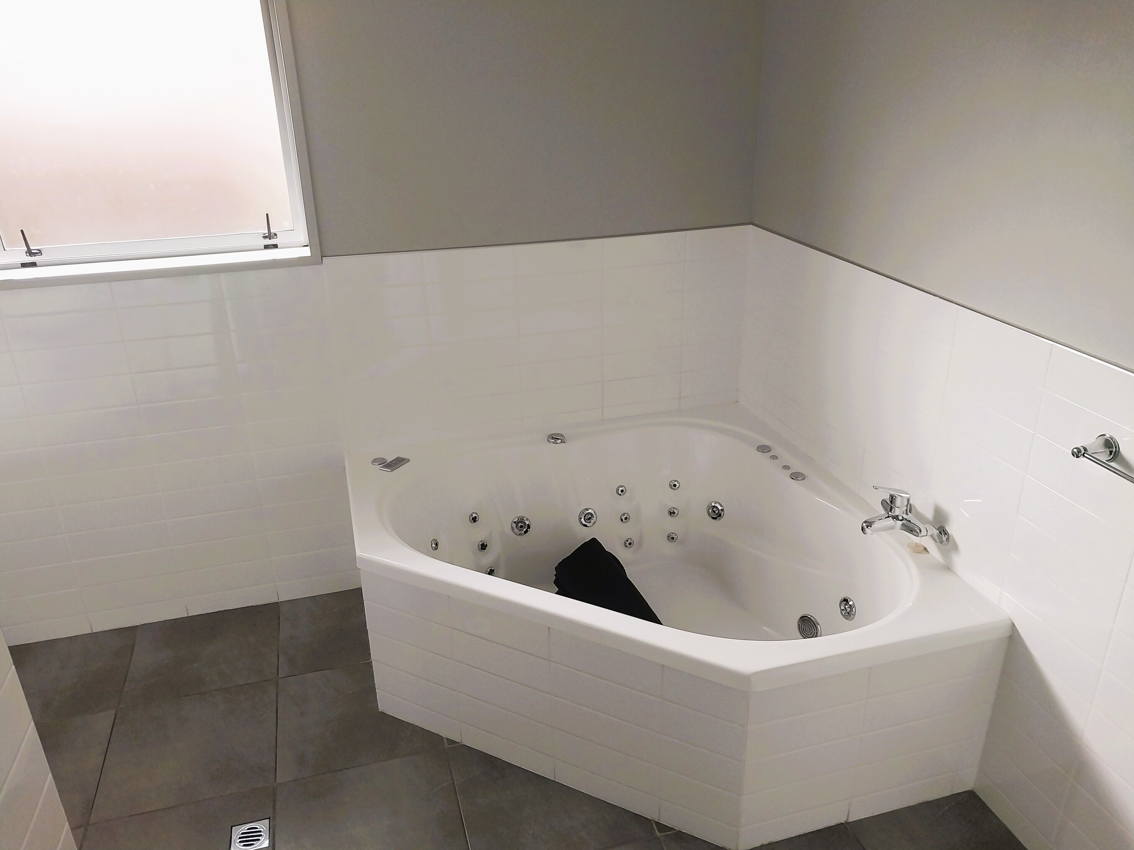 Ducha, artículos de tocador gratuitos, secador de pelo, toallas