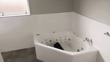 One Bedroom Executive | Bathroom | Shower, free toiletries, hair dryer, towels