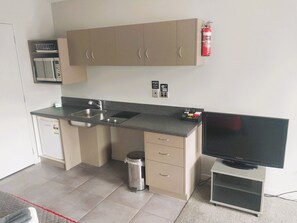 Fridge, microwave, stovetop, electric kettle - 388 on Tay Motel  (Invercargill)