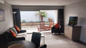 Habitación Deluxe, 1 habitación | Área de sala de estar | Televisión LCD de 32 pulgadas con canales vía satélite