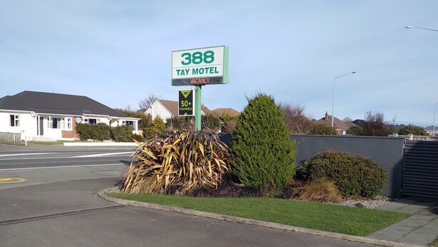 Señal de motel con el número 388 y el nombre 'TAY MOTEL'.
