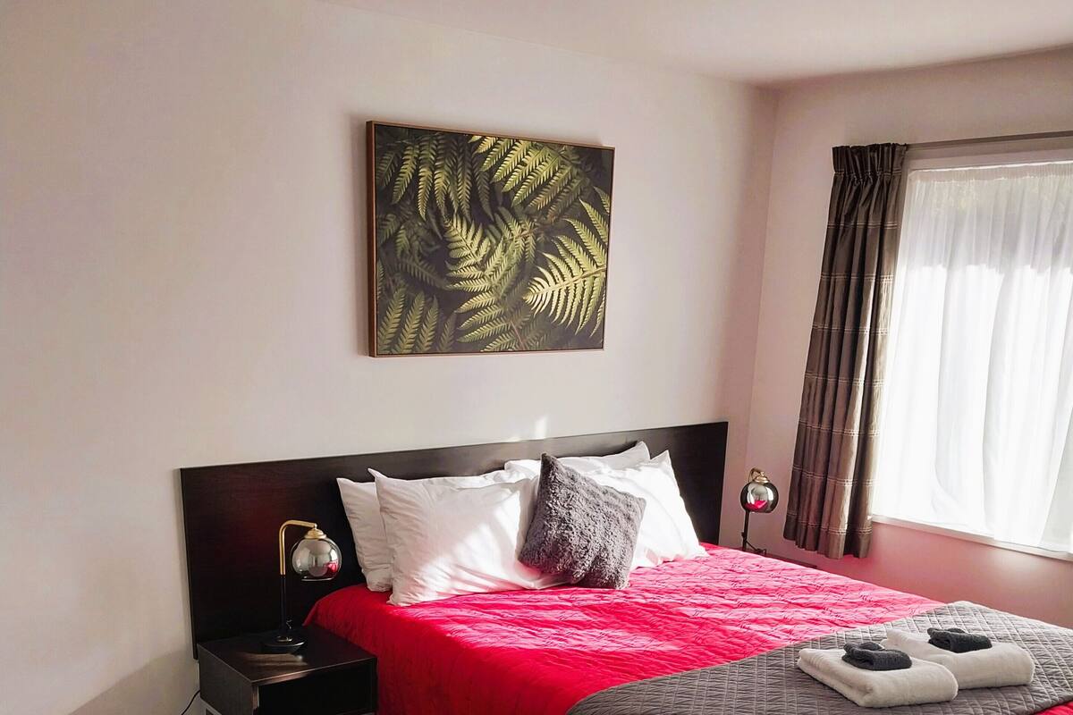 One Bedroom | Iron/ironing board, WiFi (free), individually furnished