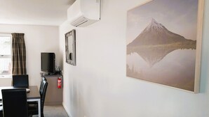 Habitación familiar, 2 habitaciones | Área de sala de estar | Televisión LCD de 32 pulgadas con canales vía satélite