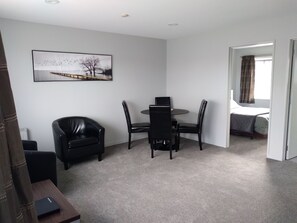 經典客房, 1 間臥室 | 起居區 | 32-吋 LCD 液晶電視，提供衛星頻道