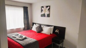 Habitación familiar, 2 habitaciones | Tabla de planchar con plancha, wifi gratis y muebles diferentes