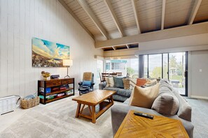 Een televisie en een open haard