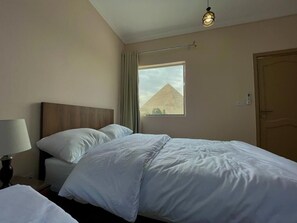 2 bedrooms, WiFi, bed sheets - Best view directly to the great pyramids and golf garden (Giza)