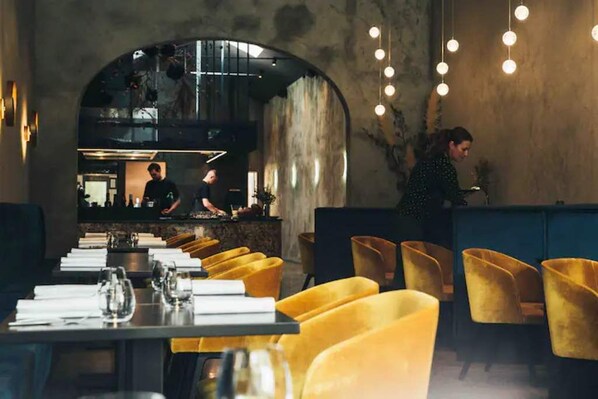 Dining - Spacious and Modern city apartment - free parking (Auckland)