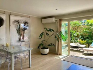Dining - Spacious and Modern city apartment - free parking (Auckland)