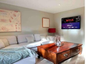 Living area - Spacious and Modern city apartment - free parking (Auckland)