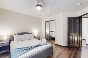 4 slaapkamers, een strijkplank/strijkijzer, internet, beddengoed