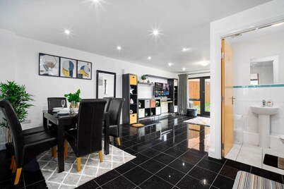 Prime | 4 Bed Townhouse | Parking | Private Garden