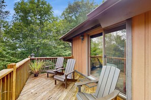 Terrace/patio - Mountain-view home near skiing with wood-burning fireplace, deck, & W/D (Beech Mountain)