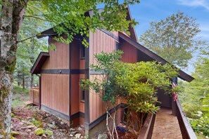Exterior - Mountain-view home near skiing with wood-burning fireplace, deck, & W/D (Beech Mountain)