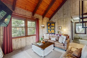 TV, fireplace - Mountain-view home near skiing with wood-burning fireplace, deck, & W/D (Beech Mountain)