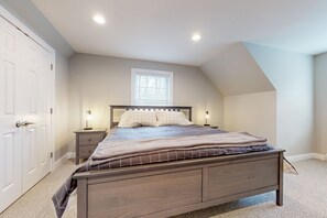 4 quartos, escrivaninha, acesso à internet, roupa de cama