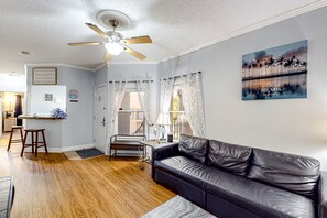 TV - Sunny condo with pool, hot tub, tennis court, & gym - balcony & washer/dryer (Kissimmee)