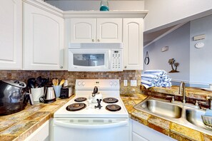 Fridge, microwave, oven, stovetop - Sunny condo with pool, hot tub, tennis court, & gym - balcony & washer/dryer (Kissimmee)