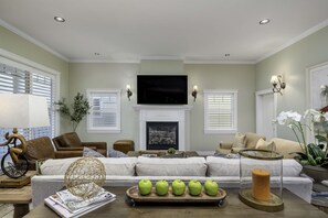 Smart-tv, een open haard, boeken en een stereo