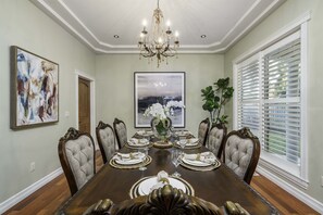 Dining - Luxurious/Beautiful/Modern Lake Home- 5 mins walk to Lake CDA and Downtown (Coeur D' Alene)