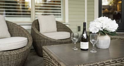Beautiful, Modern, and Luxurious Lake Home- 5 mins walk to Lake CDA and Downtown