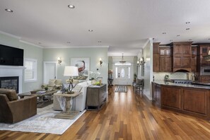 Smart-TV, peis, bøker og stereoanlegg