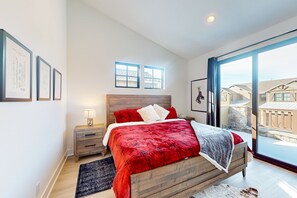 2 bedrooms, iron/ironing board, internet, bed sheets - Dog-friendly home with mountain view, pool, hot tub, balcony, and gas fireplace (Mammoth Lakes)