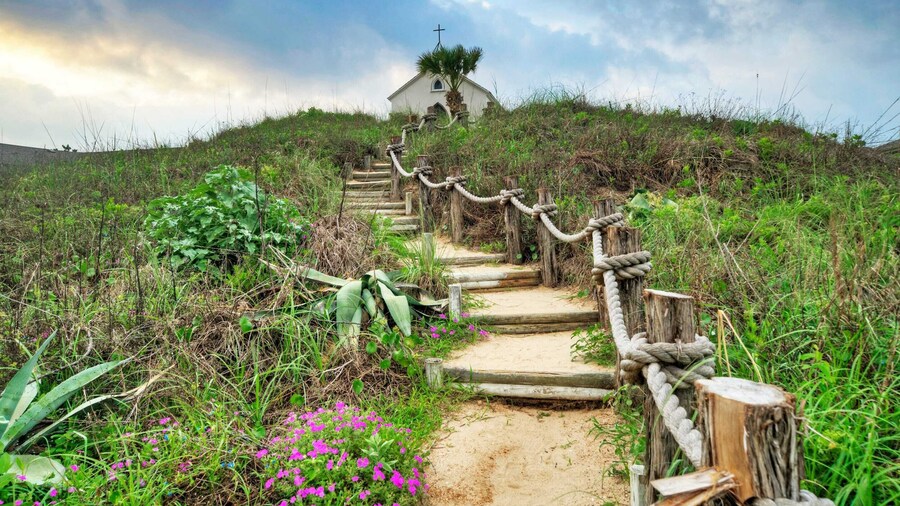 Private Pool Retreat Walk to Beach 2 Living Spaces + Game Room for Groups