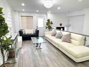 Living area - A Luxury House In Toronto (Toronto)