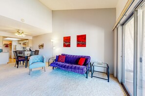 Televisie, een dvd-speler en boeken