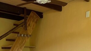 Ein Schlafzimmer mit einem Bett, zwei Kissen und zwei zusammengerollten Handtüchern.