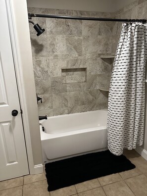 Ducha, secador de pelo, toallas, jabón