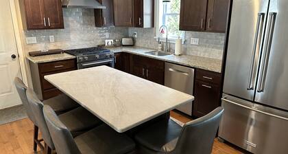 The Gray Horse. Cozy and inviting home in the center of everything Saratoga!