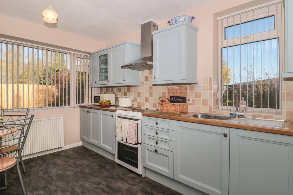 CORONATION COTTAGES NO.2, character holiday cottage in North Worle