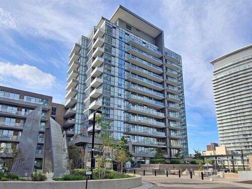 Modern 1+1 Condo Suite in Toronto + Free Parking!