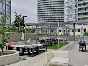 Outdoor dining - Modern 1+1 Condo Suite in Toronto + Free Parking! (Toronto)