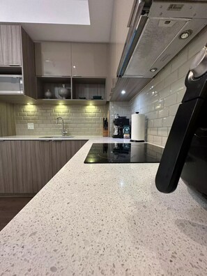 Frigorífic, microones, forn i placa de cuina