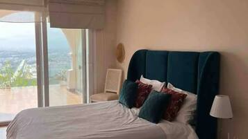 3 chambres, coffres-forts dans les chambres, bureau