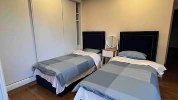 3 chambres, coffres-forts dans les chambres, bureau