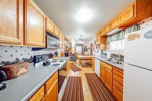 Fridge, microwave, oven, stovetop - Darling cabin near beach/lake with wood stove & private washer/dryer (Kings Beach)