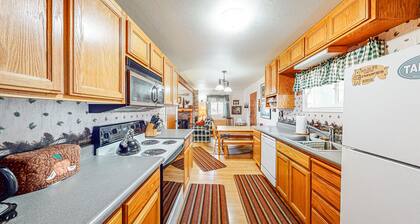 Darling cabin near beach/lake with wood stove & private washer/dryer